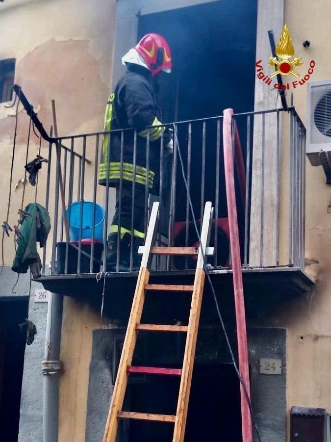 FIAMME IN UNA CASA A VIZZINI: VIGILI DEL FUOCO EROI SALVANO UOMO INTRAPPOLATO