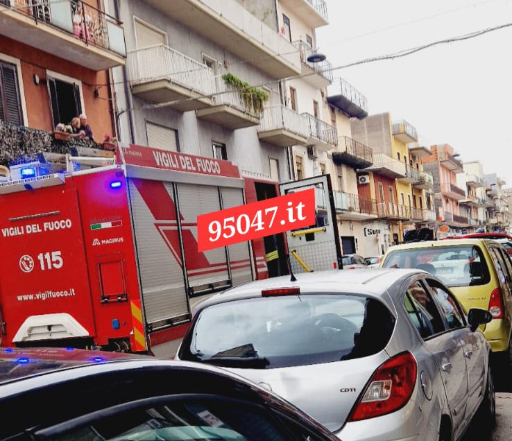 INCENDIO NEL CENTRO DI PATERNÒ: VIGILI DEL FUOCO INTERVENGONO IN VIA EMANUELE BELLIA