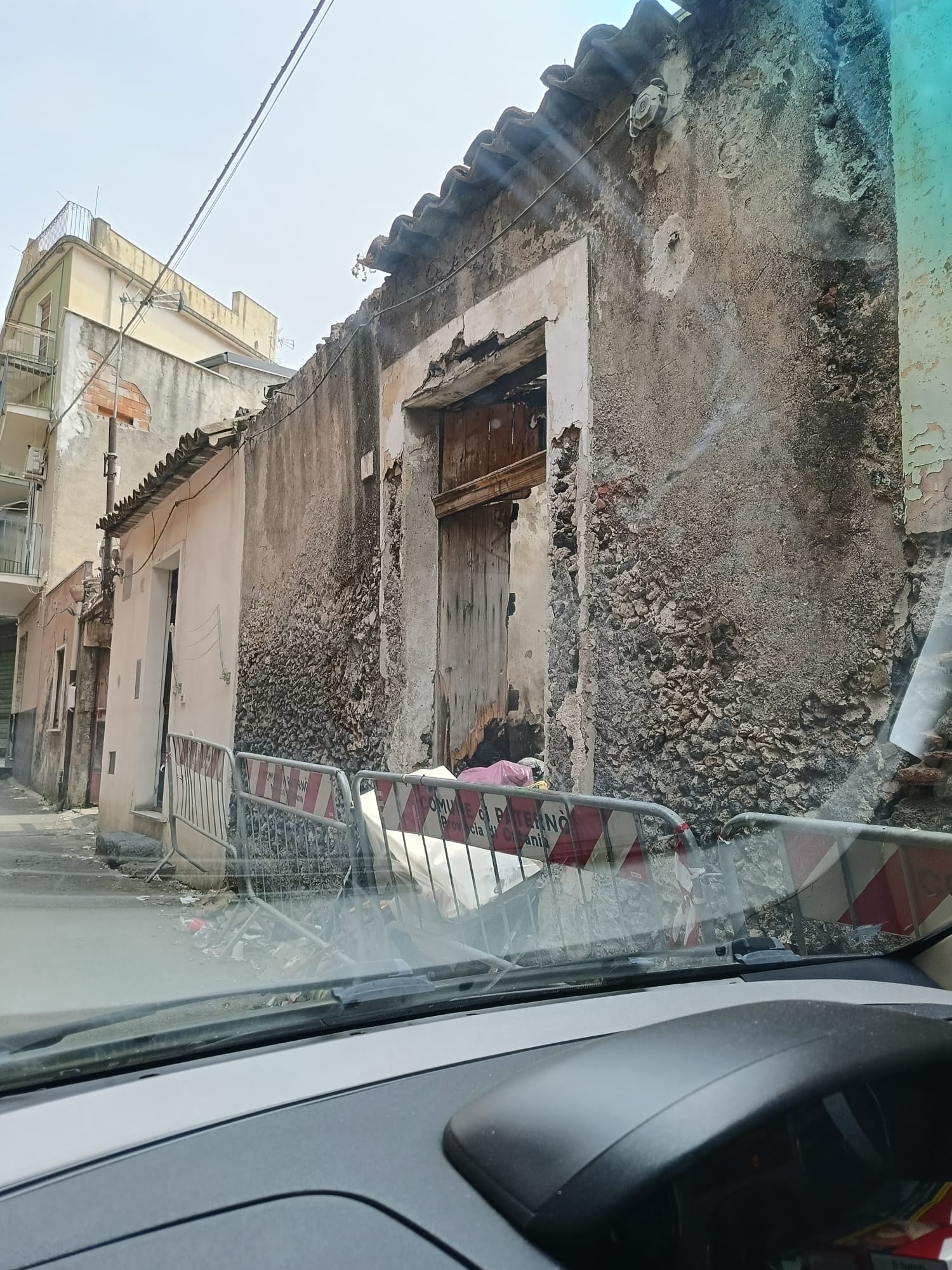 PATERNO'. INCENDIO E RISCHIO CROLLO: SEGNALAZIONE RICEVUTA PER CASA ABBANDONATA IN VIA VITTORIO ALFIERI