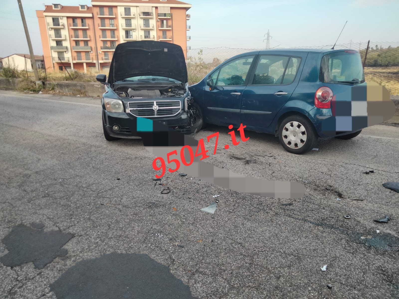 PATERNO'. INCIDENTE QUESTA MATTINA IN VIA MONGIBELLO: TRE MEZZI COINVOLTI, DUE FERITI
