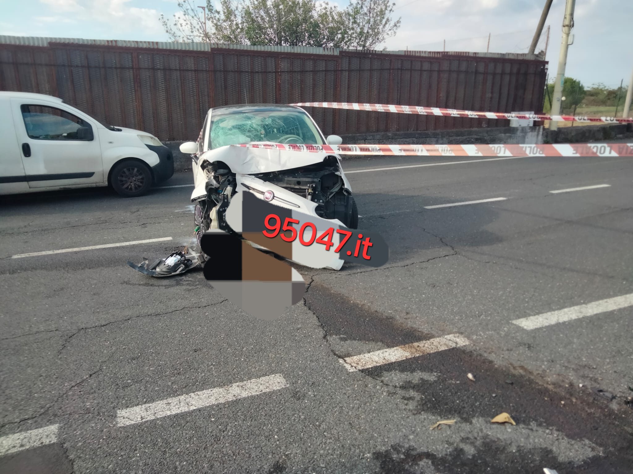 MASCALUCIA. AUTO IMPATTA CONTRO UN PALO ELETTRICO, DONNA FERITA