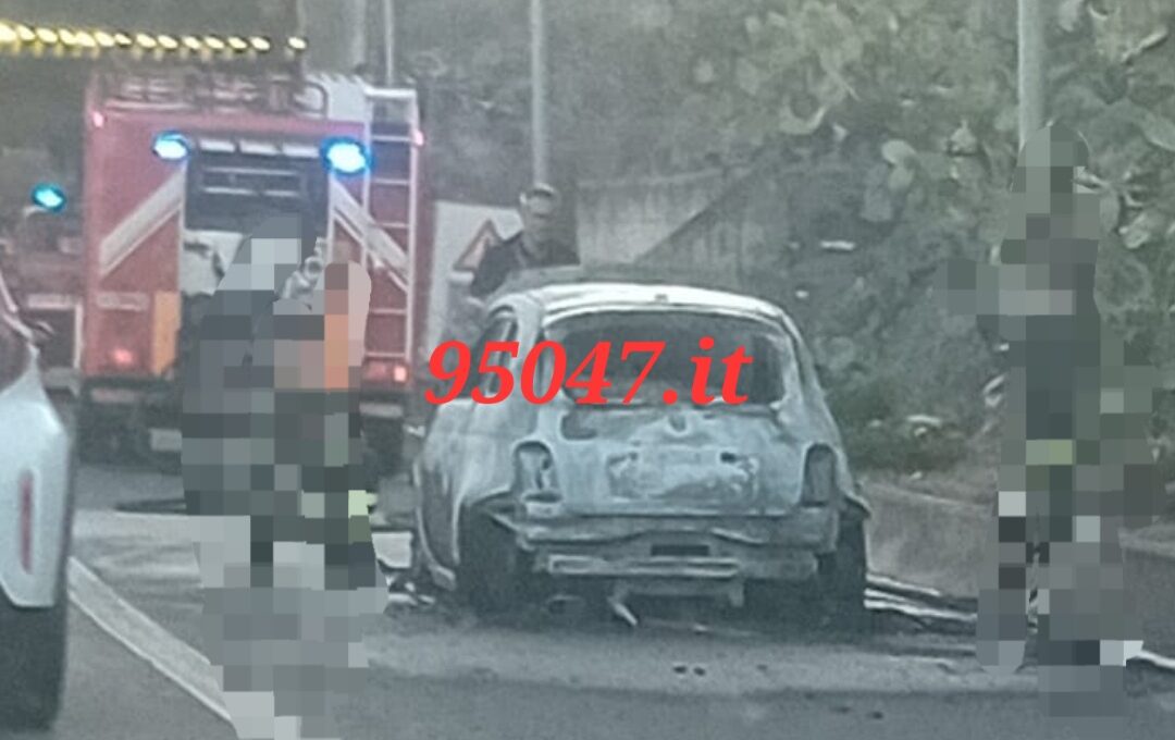 AUTO IN FIAMME SULLA TANGENZIALE DI CATANIA, CODE