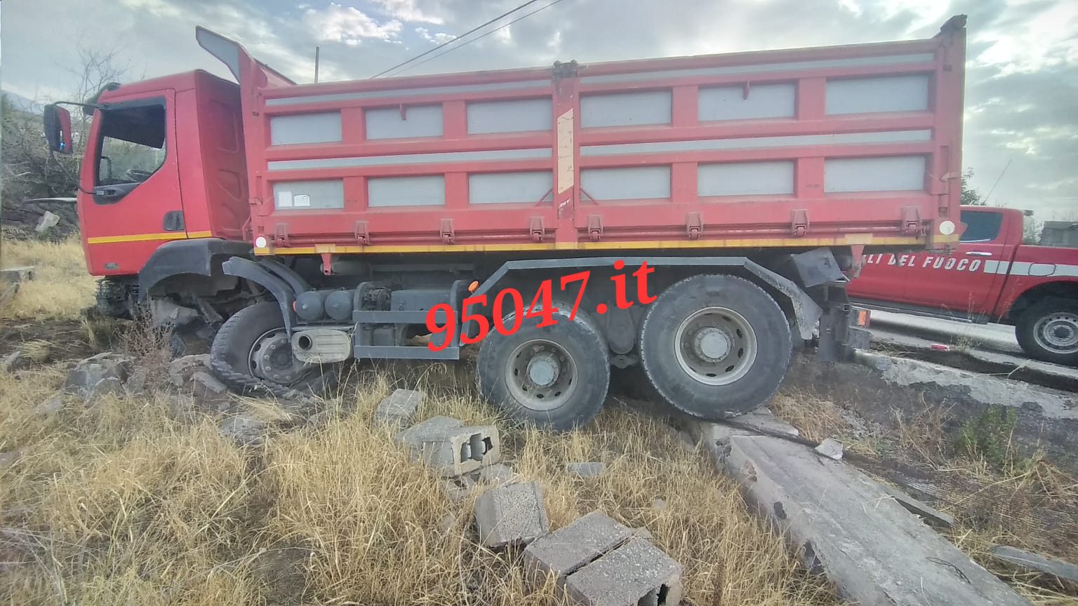 PATERNÒ. GRAVISSINO INCIDENTE IN VIA MONGIBELLO.  SOCCORSI SUL POSTO E STRADA CHIUSA