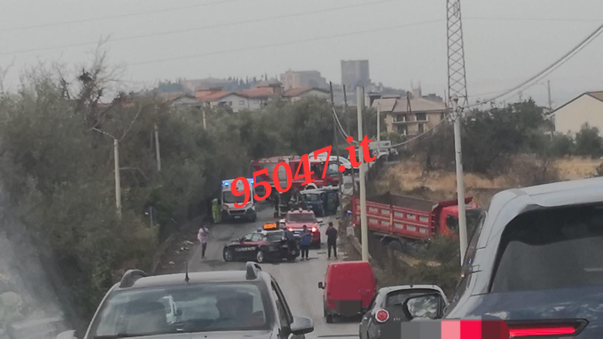 PATERNÒ. GRAVISSINO INCIDENTE IN VIA MONGIBELLO.  SOCCORSI SUL POSTO E STRADA CHIUSA