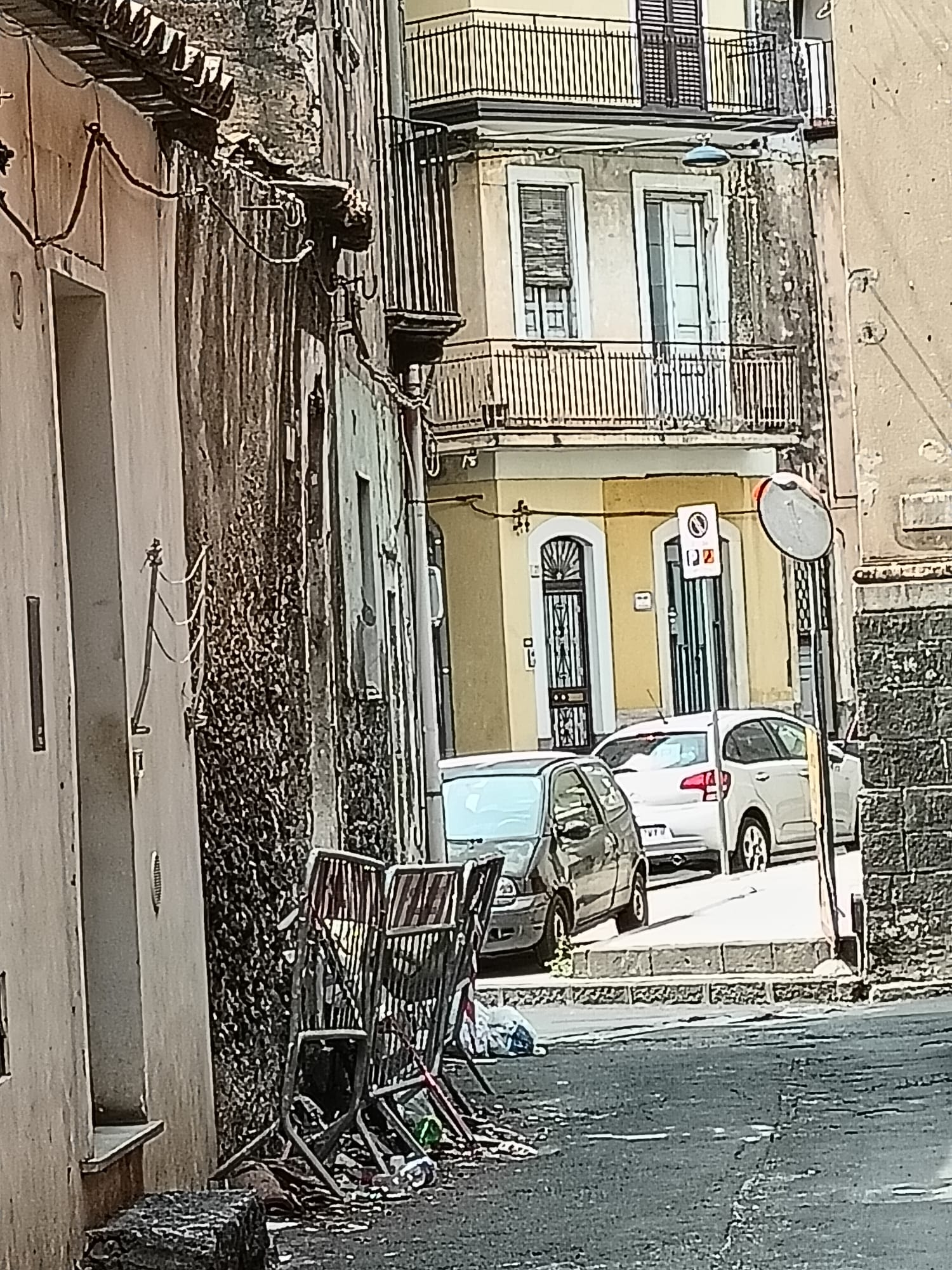 PATERNO'. INCENDIO E RISCHIO CROLLO: SEGNALAZIONE RICEVUTA PER CASA ABBANDONATA IN VIA VITTORIO ALFIERI