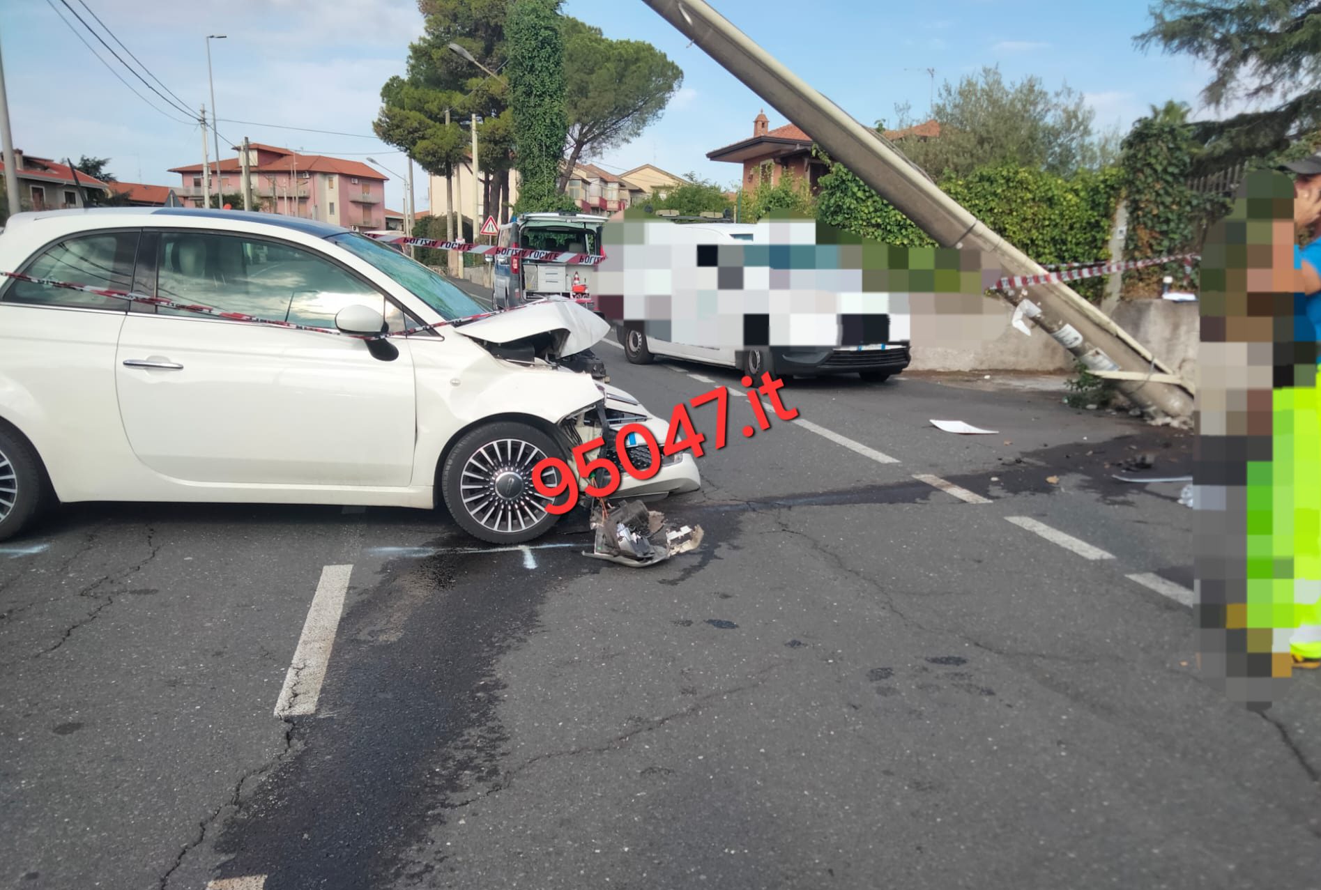 MASCALUCIA. AUTO IMPATTA CONTRO UN PALO ELETTRICO, DONNA FERITA