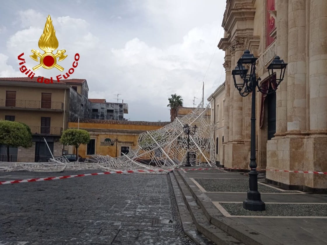 GRANDINATA AD ACI SANT'ANTONIO: CROLLANO LE LUMINARIE