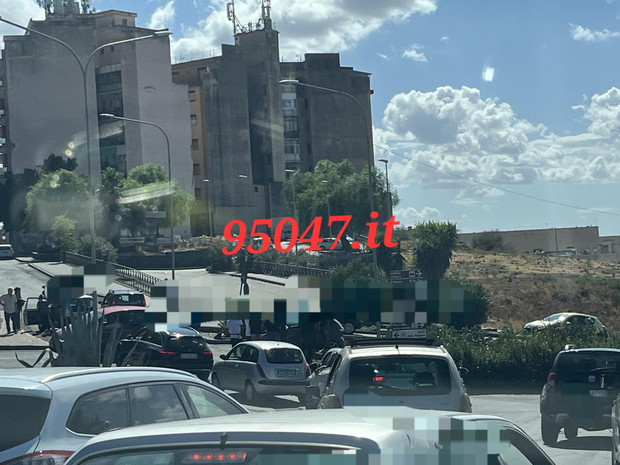 INCIDENTE A PATERNÒ, COINVOLTA UNA MICROCAR 50: TRAFFICO RALLENTATO IN VIA DEL CONVENTO