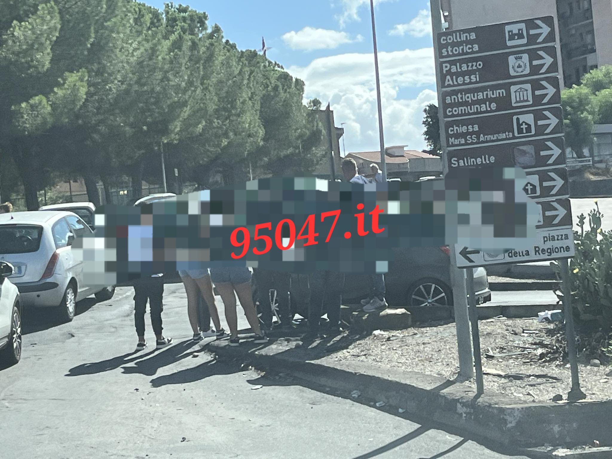 INCIDENTE A PATERNÒ, COINVOLTA UNA MICROCAR 50: TRAFFICO RALLENTATO IN VIA DEL CONVENTO