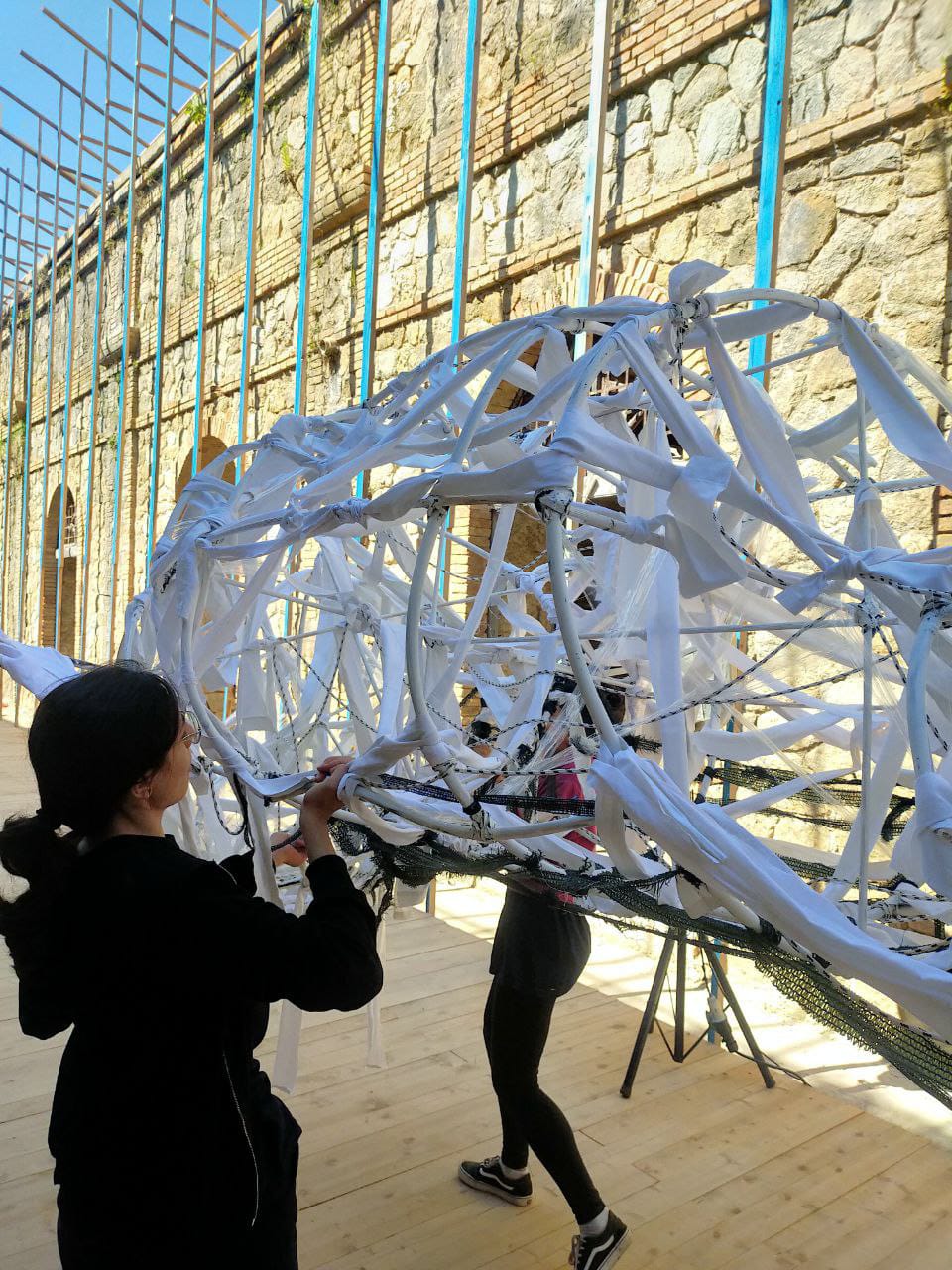 La Balena Danzante e la Luna Bianca: Un Viaggio Poetico tra Mare e Magia alla Biennale dello Stretto