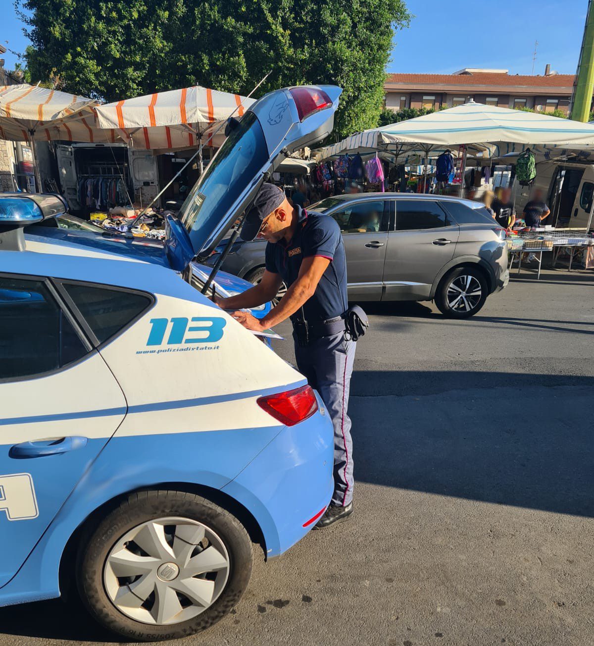 CATANIA, BLITZ AL MERCATO DI NESIMA: SEQUESTRATI 150 KG DI ALIMENTI E RIMOSSE BANCARELLE ABUSIVE