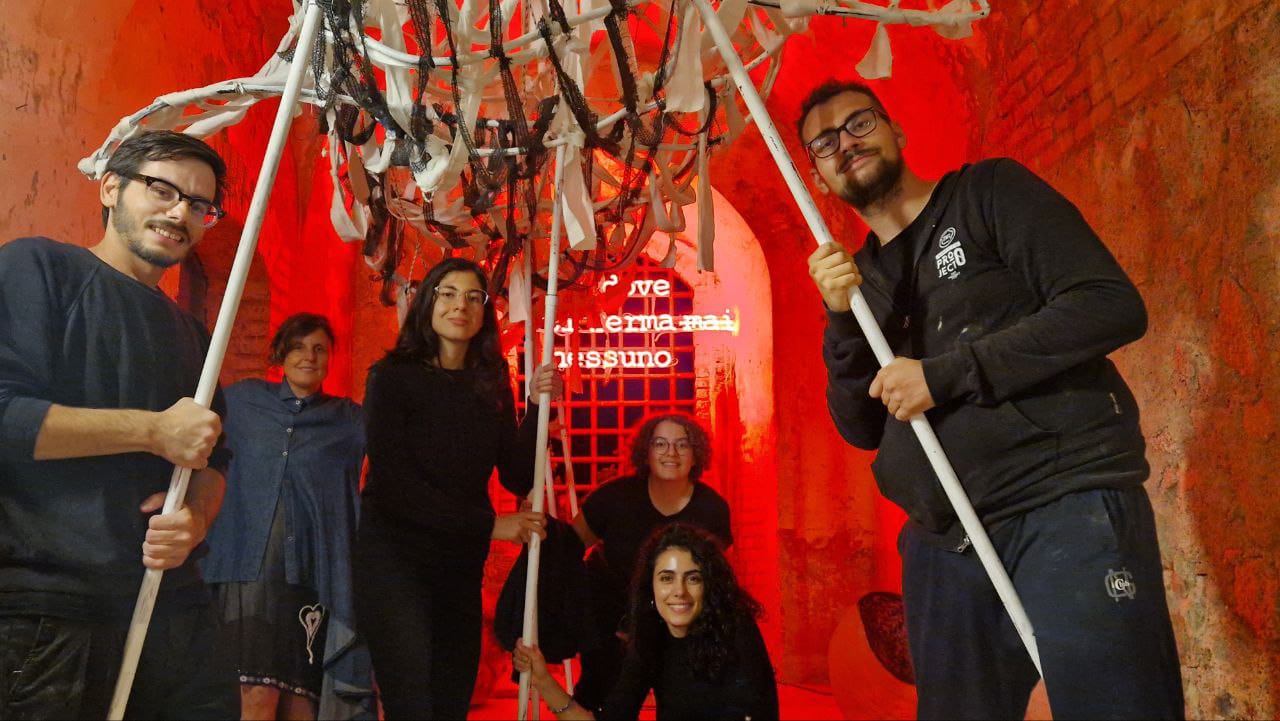 La Balena Danzante e la Luna Bianca: Un Viaggio Poetico tra Mare e Magia alla Biennale dello Stretto