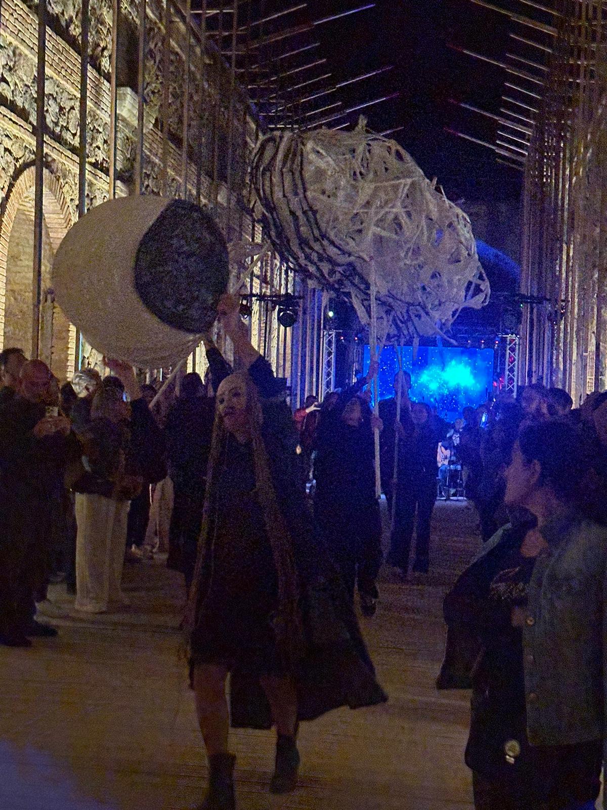 La Balena Danzante e la Luna Bianca: Un Viaggio Poetico tra Mare e Magia alla Biennale dello Stretto