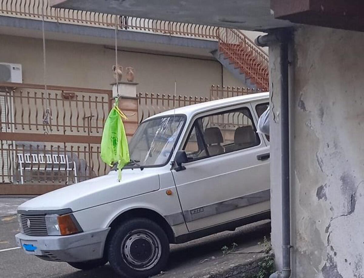 A BELPASSO NON VENGONO PIÙ RITIRATI I RIFIUTI PENZOLANTI DAI BALCONI O AGGANCIATI ALLE RINGHIERE - 