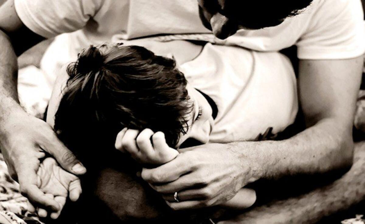 PALAZZOLO ACREIDE: OFFRONO COMPAGNIA PER MANCANZA DI CORRENTE, POI LA VIOLENTANO E REGISTRANO: DUE GIOVANI ARRESTATI - 