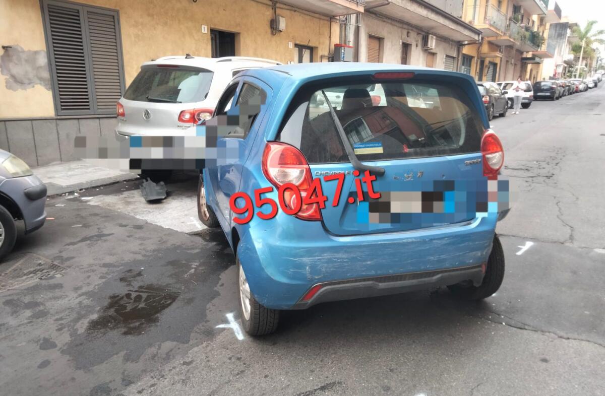 MASCALUCIA: AUTO IMPATTA CONTRO AUTO IN SOSTA - 