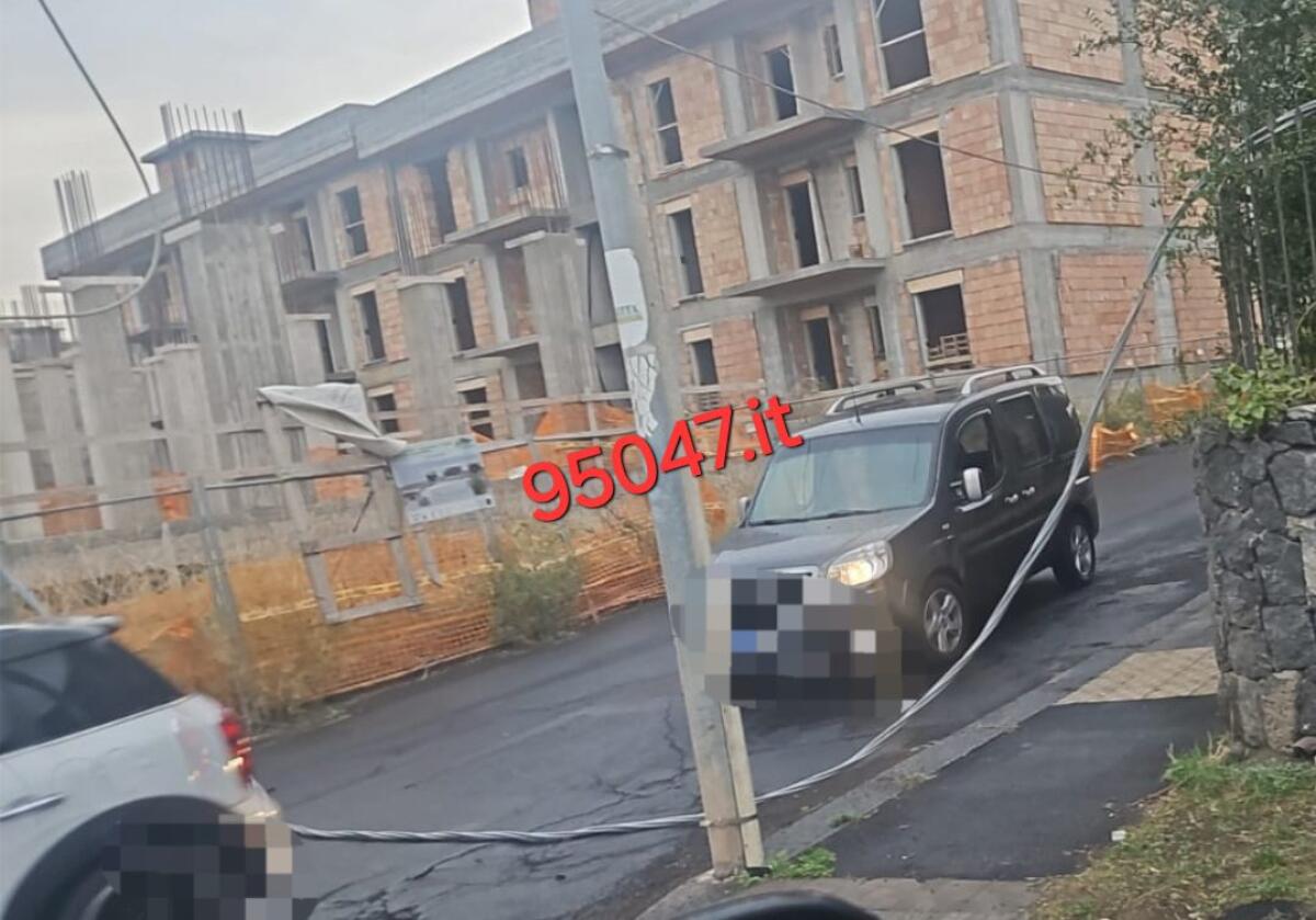 PATERNO', CAVI PERICOLANTI IN VIA SCALA VECCHIA: FILI A TERRA TRA AUTO E PEDONI IMPRUDENTI - 
