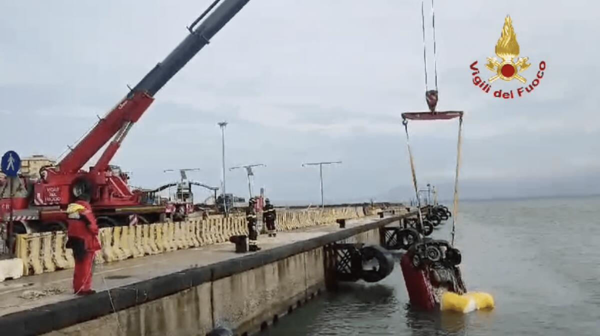 MESSINA, FURGONE FINISCE IN MARE AGLI IMBARCHI DI TREMESTIERI, OCCUPANTE ILLESO - 