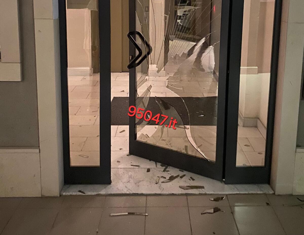 PATERNO': NOTTE DI PAURA IN VIA NAZIONI UNITE: VANDALI SPACCANO IL VETRO DEL PORTONE DI UN CONDOMINIO. - 