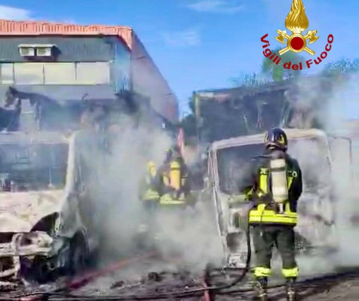 INCENDIO IN AZIENDA DI TRASPORTI A CATANIA: TRE CAMION DISTRUTTI, EVITATA ESPLOSIONE DI UN SERBATOIO DI CARBURANTE - 