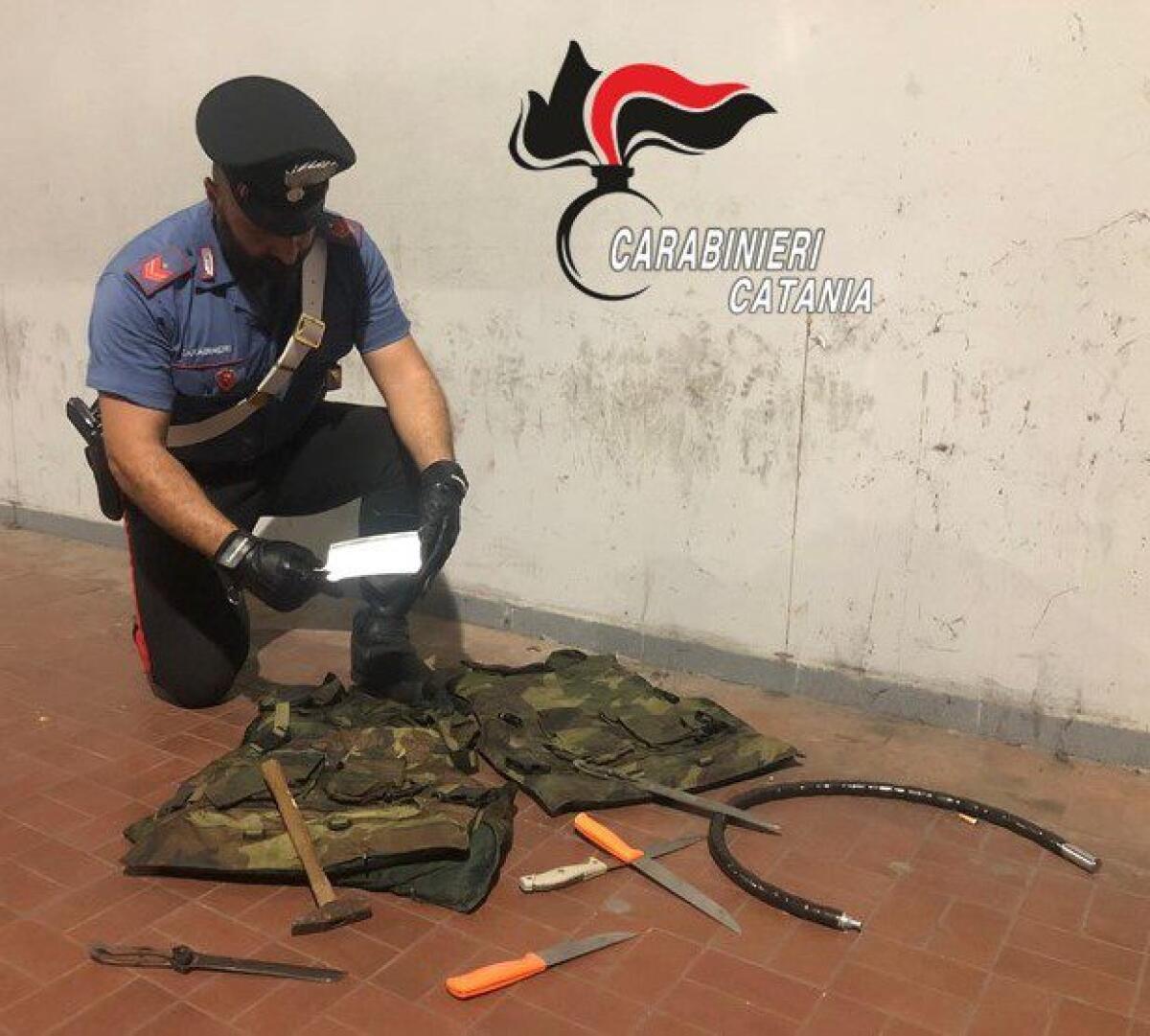 CATANIA, CON UN COLTELLO MINACCIA I VICINI (E POI ANCHE I CARABINIERI) IN UN CONDOMINIO IN CENTRO: ARRESTATO - 
