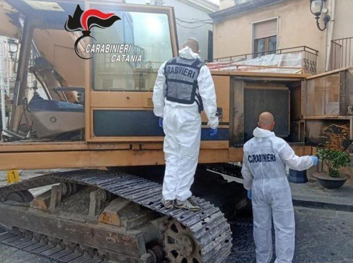RADDUSA : SPACCATA CON ESCAVATORE NELLA NOTTE AD UN BANCOMAT. ARRESTATO UN CATANESE, SI CERCANO I COMPLICI - 