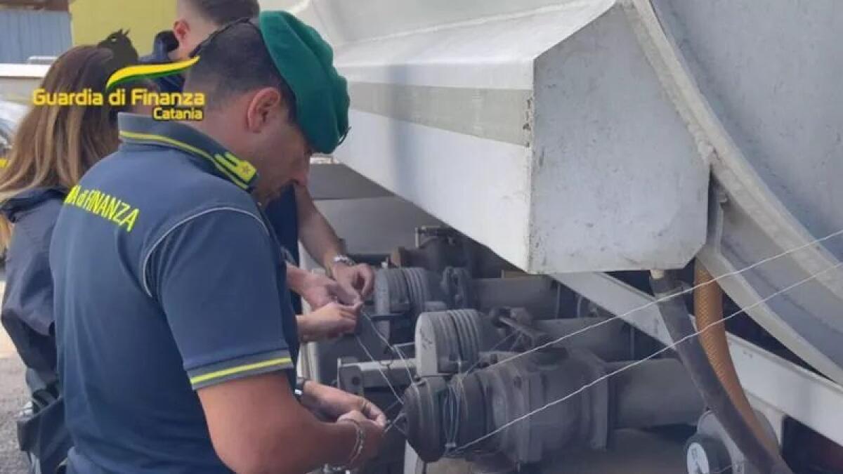 DIESEL AGRICOLO SPACCIATO PER NORMALE, FINANZA SVELA MAXI-TRUFFA SUI CARBURANTI IN SICILIA, 15 MISURE CAUTELARI - 