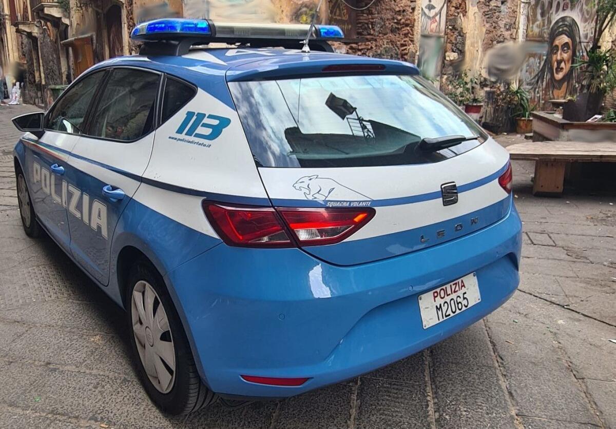 CATANIA, RUBATI SMARTPHONE A TURISTA: POLIZIA LI RECUPERA IN DUE NEGOZI, SCATTA LA DENUNCIA PER RICETTAZIONE - 
