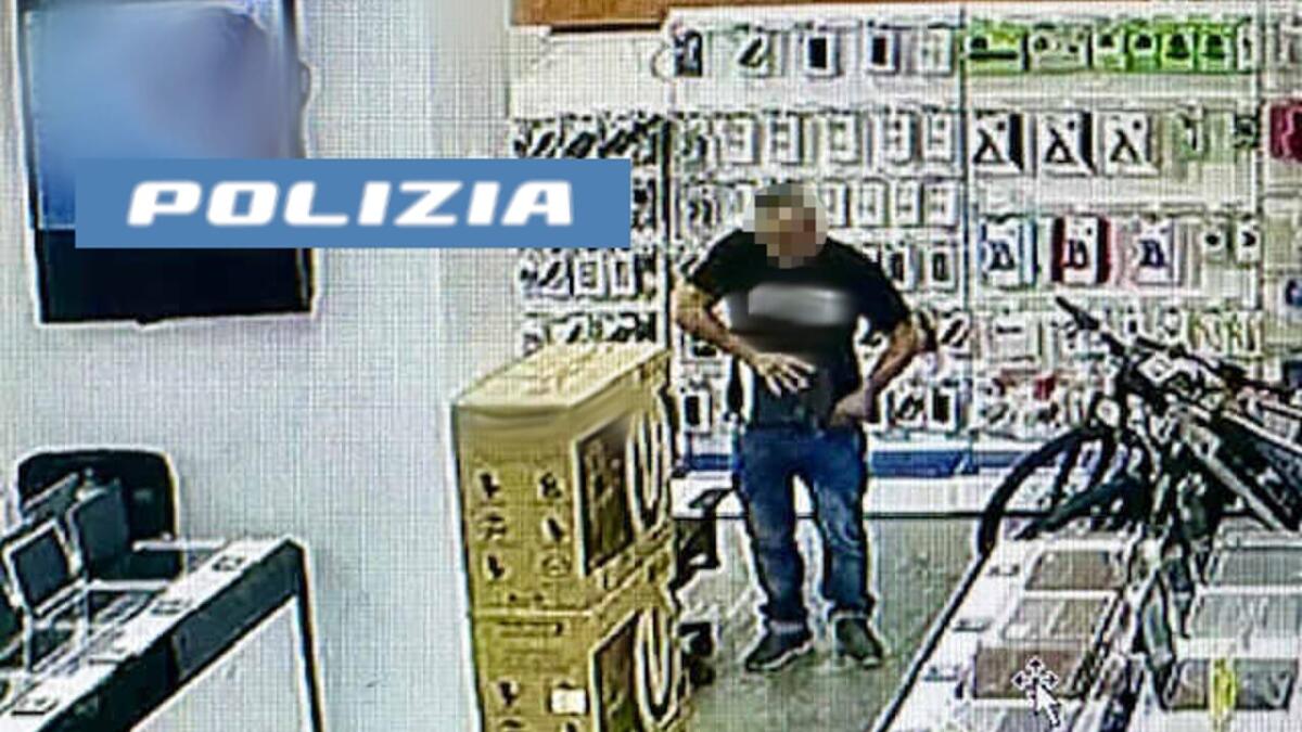 CATANIA. RUBA DUE NOTEBOOK E LI NASCONDE SOTTO LA MAGLIETTA: FERMATO - 