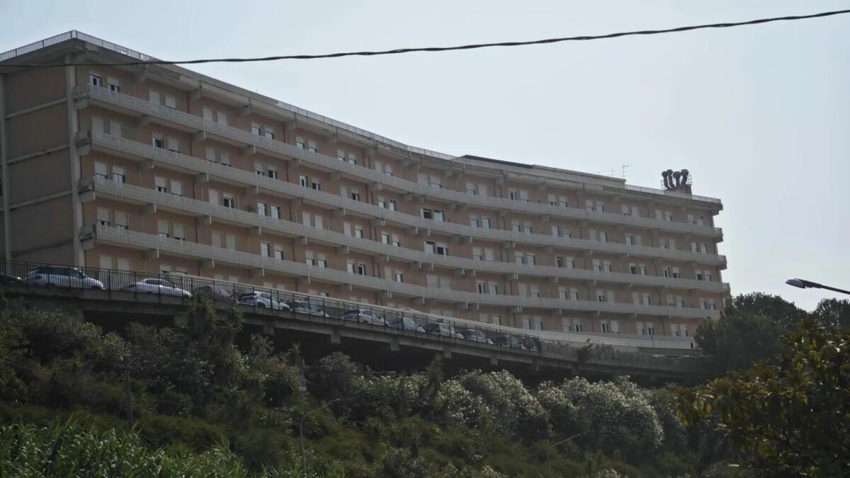 RIMOSSO AL SAN VINCENZO DI TAORMINA UN GIGANTESCO TUMORE OVARICO DI 16 CHILI DA UNA DONNA - 