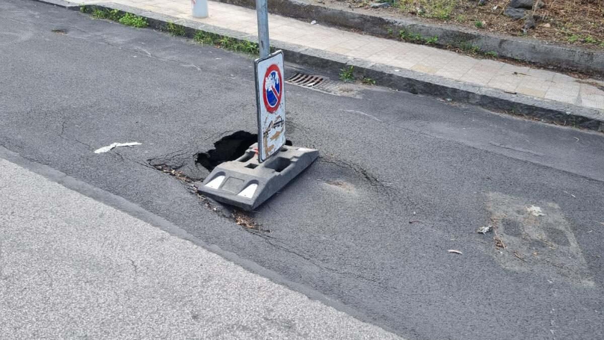 LA VOCE DEI CITTADINI: UN APPELLO PER RISOLVERE IL PROBLEMA DELLA BUCA IN VIA DELLE ROSE A PATERNO' - 
