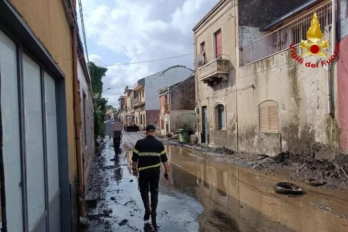 FORTE TEMPORALE A GIARRE , FIUME DI FANGO E DETRITI PER LE STRADE - 
