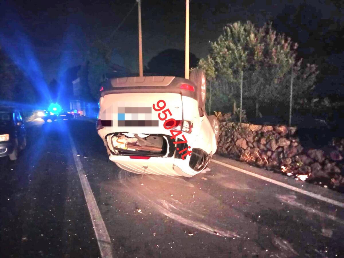 VIAGRANDE: AUTO SI RIBALTA CON LE GOMME IN ARIA E ABBATTE UN PALO, DONNA FERITA - 
