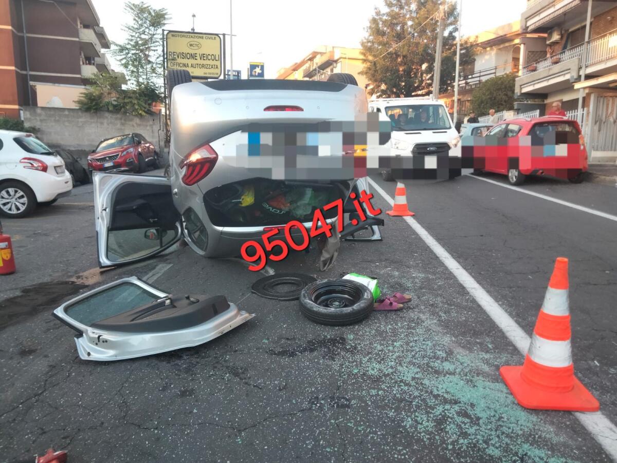 GRAVE INCIDENTE A GRAVINA DI CATANIA: AUTO SI RIBALTA IN VIA GRAMSCI, DONNA FERITA - 