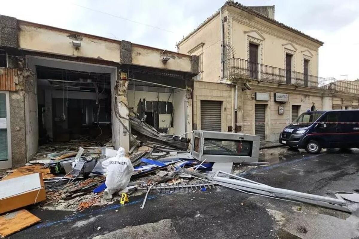 VIZZINI. NELLA NOTTE FURTO CON SPACCATA IN DUE BANCHE - 