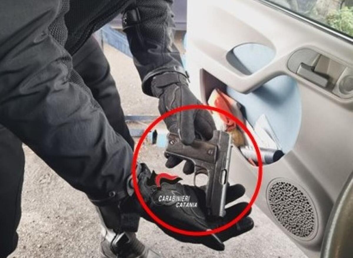 CATANIA. NASCONDEVA LA PISTOLA SOTTO IL SEDILE DELL’AUTO, 22ENNE ARRESTATO DAI CARABINIERI - 