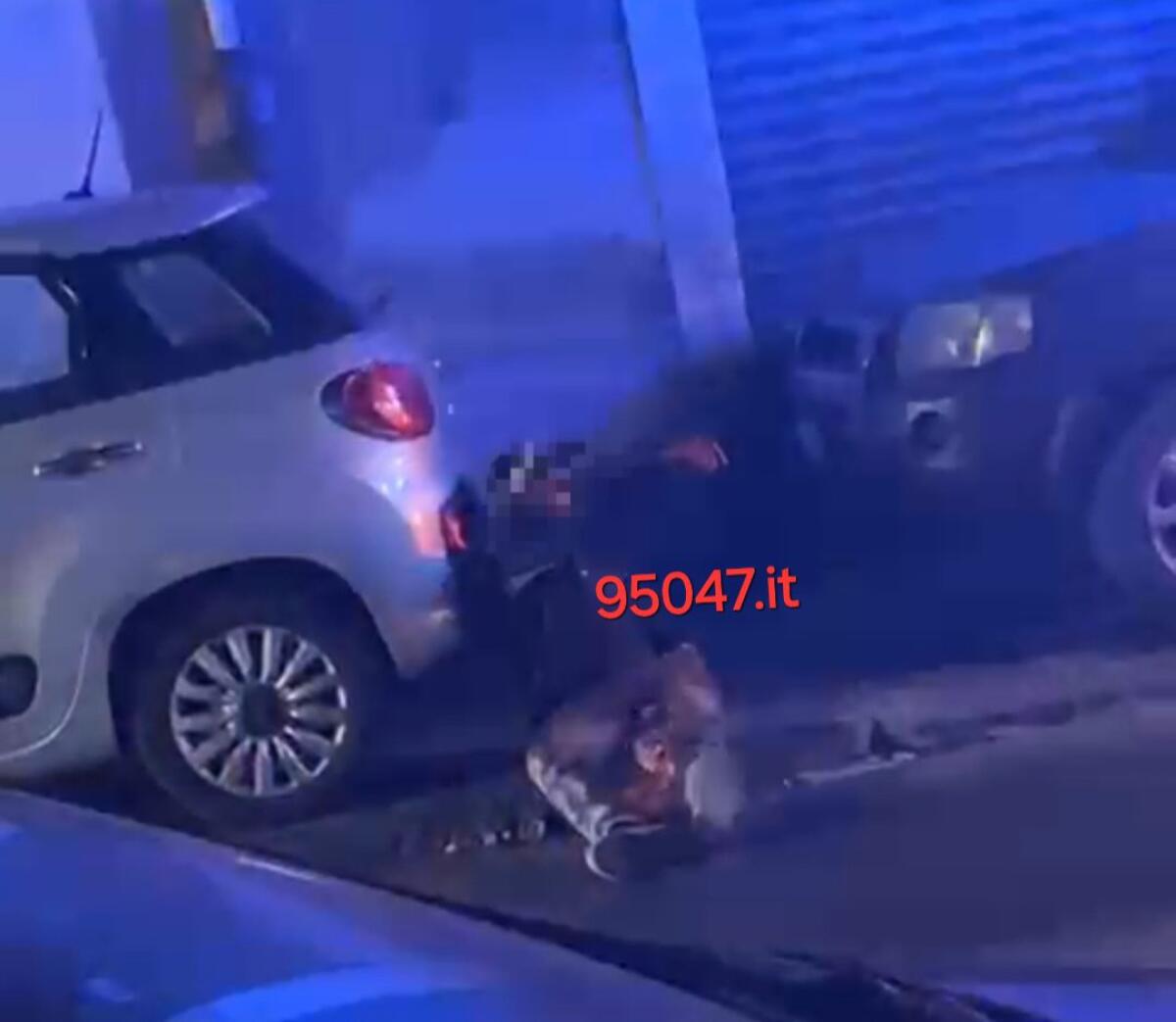 UOMO IN STATO DI ALTERAZIONE SI AUTOLESIONA IN STRADA: PAURA IERI SERA A PATERNÒ - 