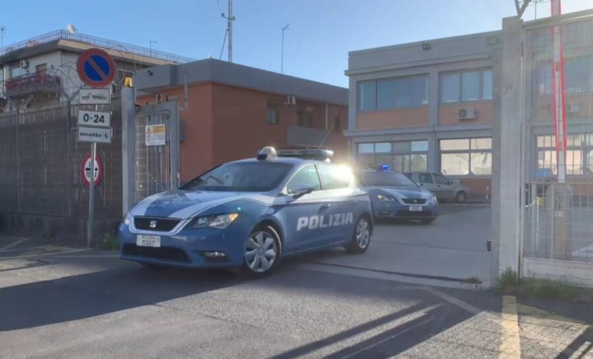 CATANIA. DONNA AGGREDISCE IL COMPAGNO ALL'INTERNO DI UN CAMPER, INTERVIENE LA POLIZIA - 