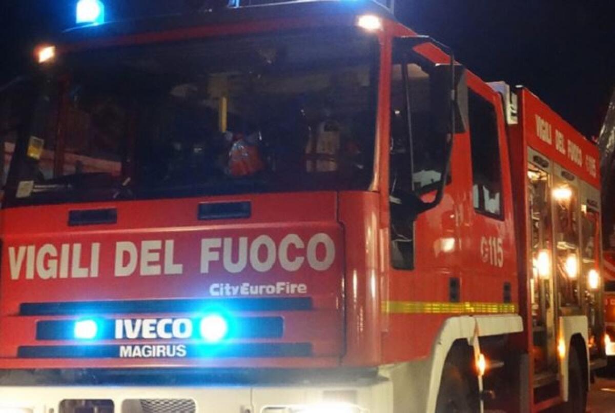FURTI NELLE SEDI DEI VIGILI DEL FUOCO A CATANIA: RUBATE ATTREZZATURE DI SOCCORSO - 