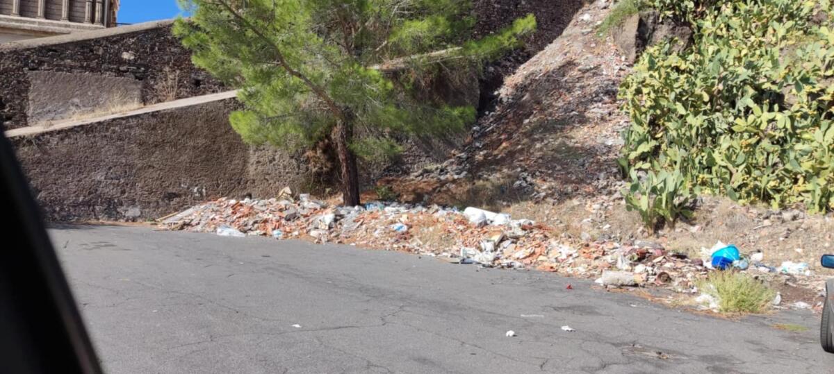 PATERNO'. SEGNALAZIONE DI UN CITTADINO: DISCARICA ABUSIVA AL CIMITERO MONUMENTALE - 