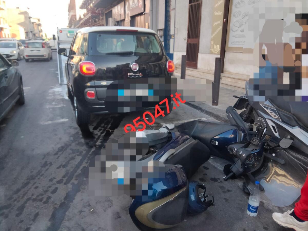CAMPOROTONDO ETNEO. AUTO SCIVOLA DAL CARRO ATTREZZI E COLPISCE SCOOTER: UOMO FERITO - 