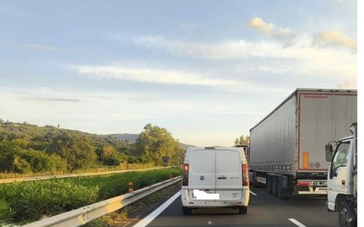 GRAVE INCIDENTE A FIUMEFREDDO SULL'A18, COINVOLTO MEZZO PESANTE , SI TEME UNA VITTIMA - 