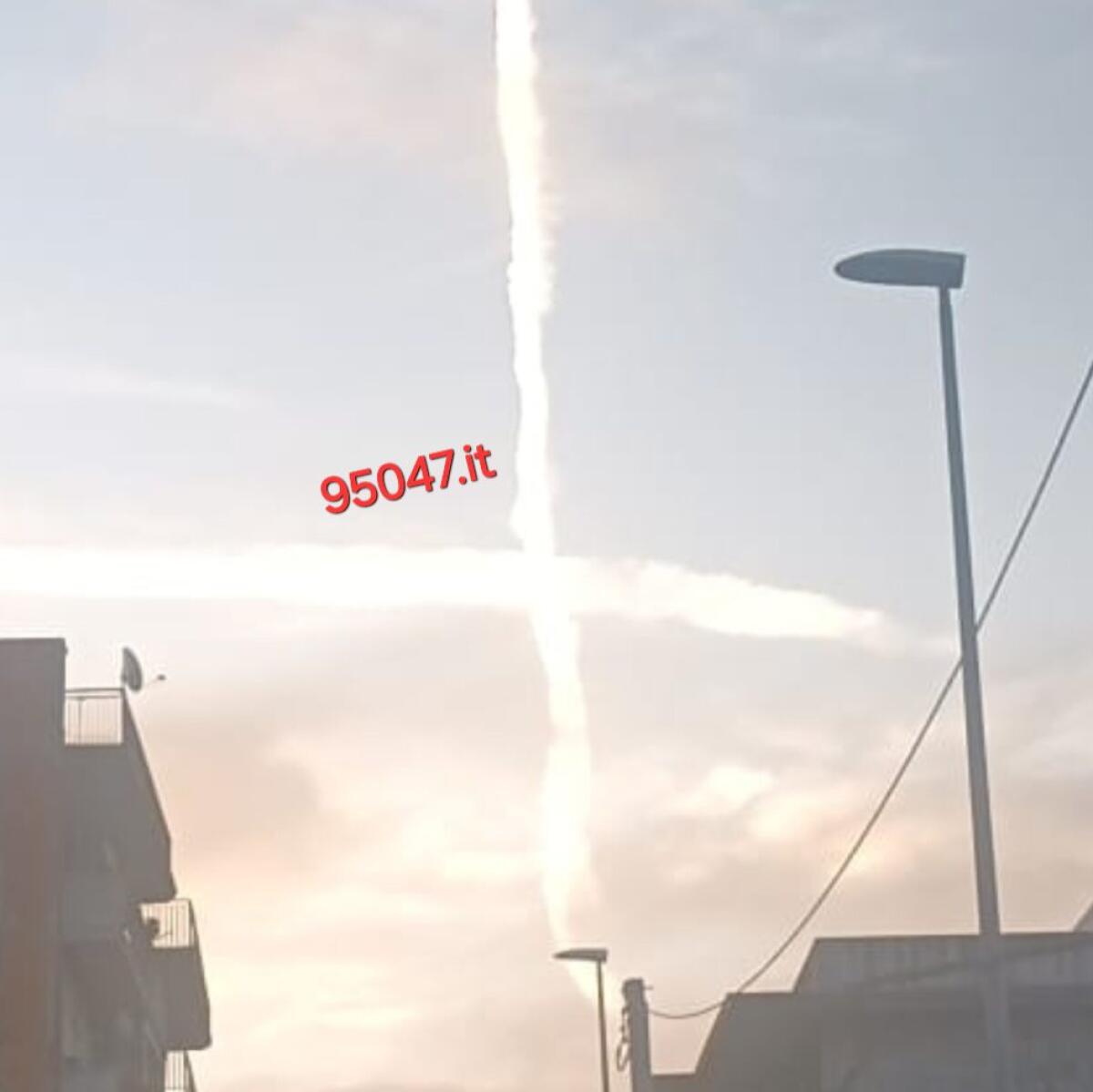 STUPORE A PATERNO’: UNA CROCE APPARE NEL CIELO, NUMEROSE SEGNALAZIONI - 