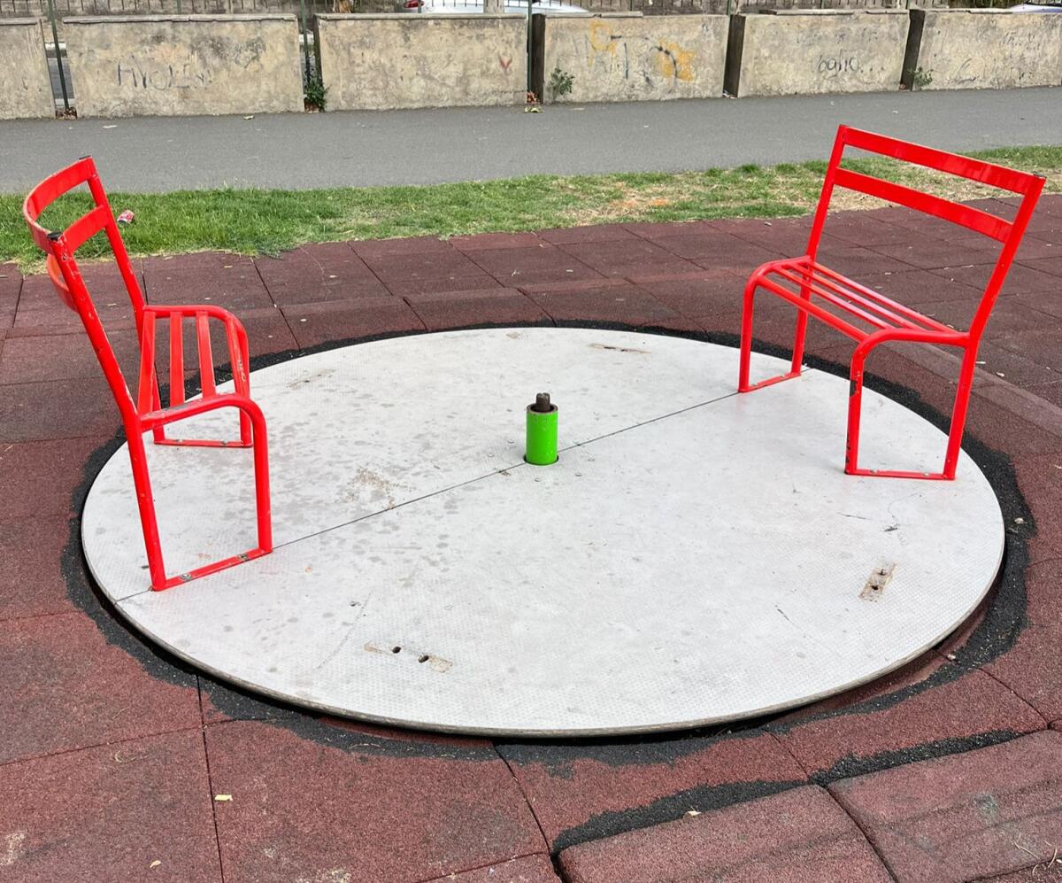 AREA GIOCHI PERICOLOSA AL PARCO DEL SOLE: SEGNALAZIONE DI UNA LETTRICE SU 95047 - 