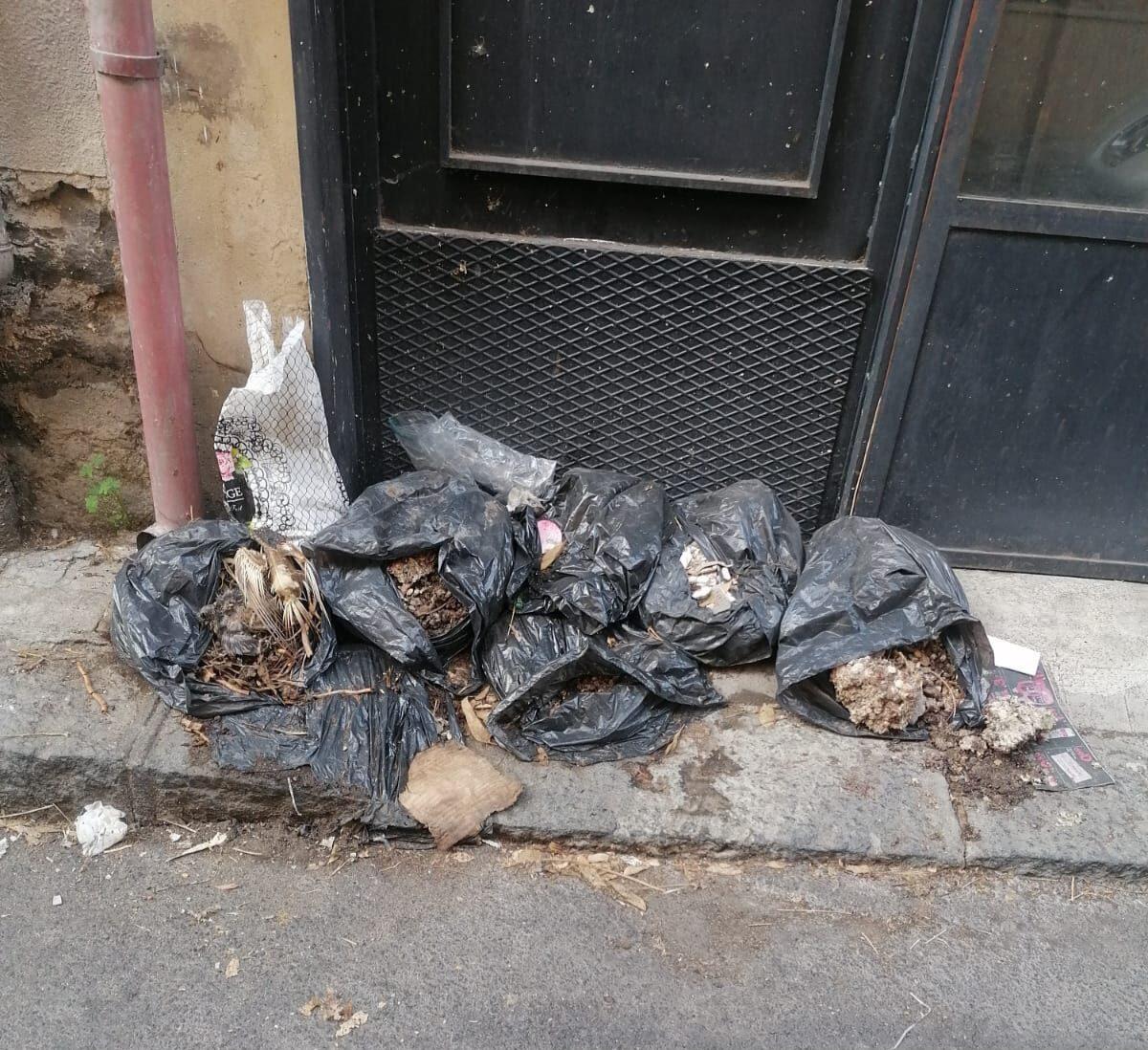 LA TUA VOCE SU 95047: RIFIUTI ABBANDONATI DA MESI IN VIA MONTECARLO, PATERNÒ - 