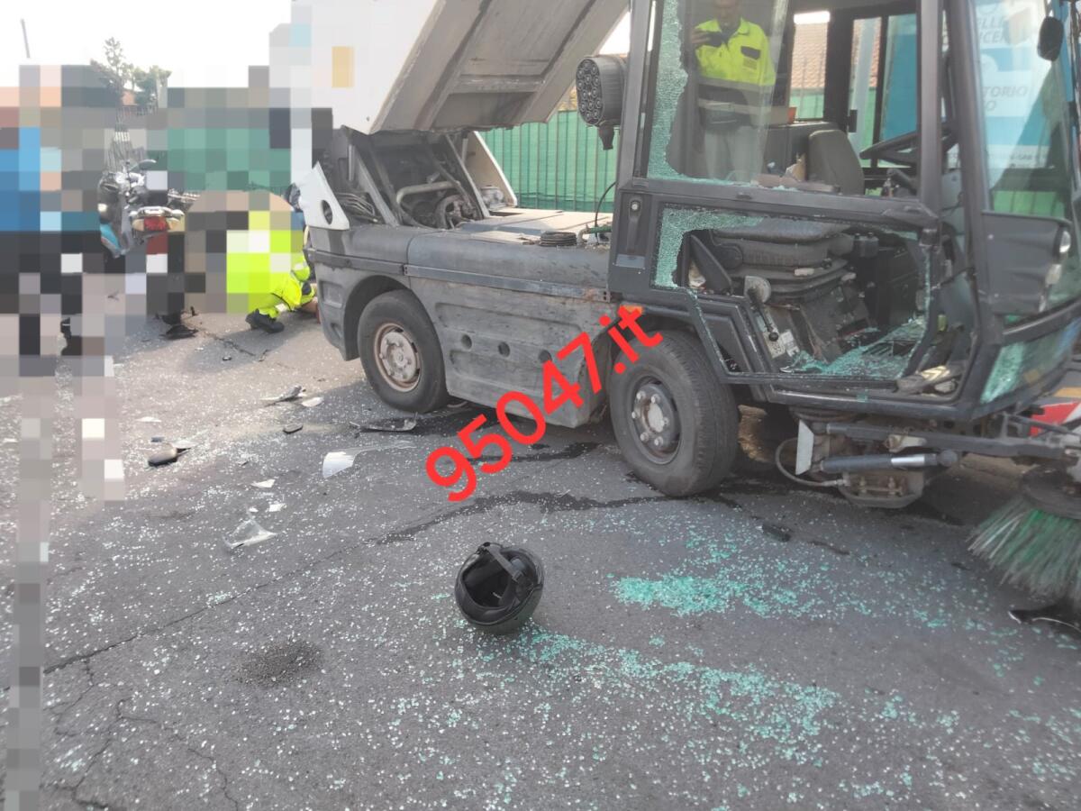 TRECASTAGNI: TRE FERITI NELLO SCONTRO TRA SCOOTER E SPAZZATRICE - 