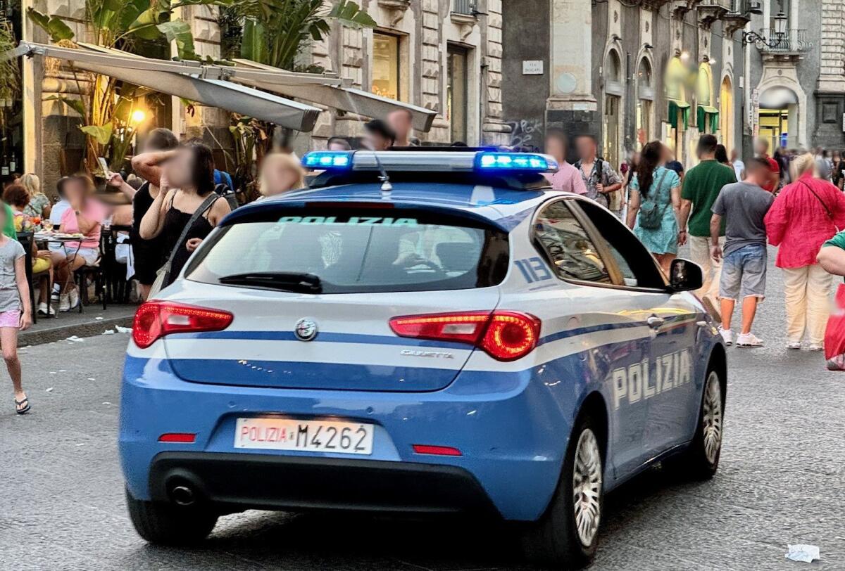 RUBA UN PROFUMO IN UN NEGOZIO DI VIA ETNEA, LADRA SERIALE ARRESTATA - 