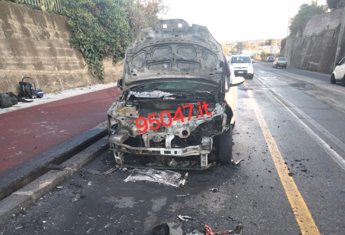 PAURA AD ACI SANT'ANTONIO: AUTO IN FIAMME IN VIA MATTEOTTI, CONDUCENTE ILLESO - 