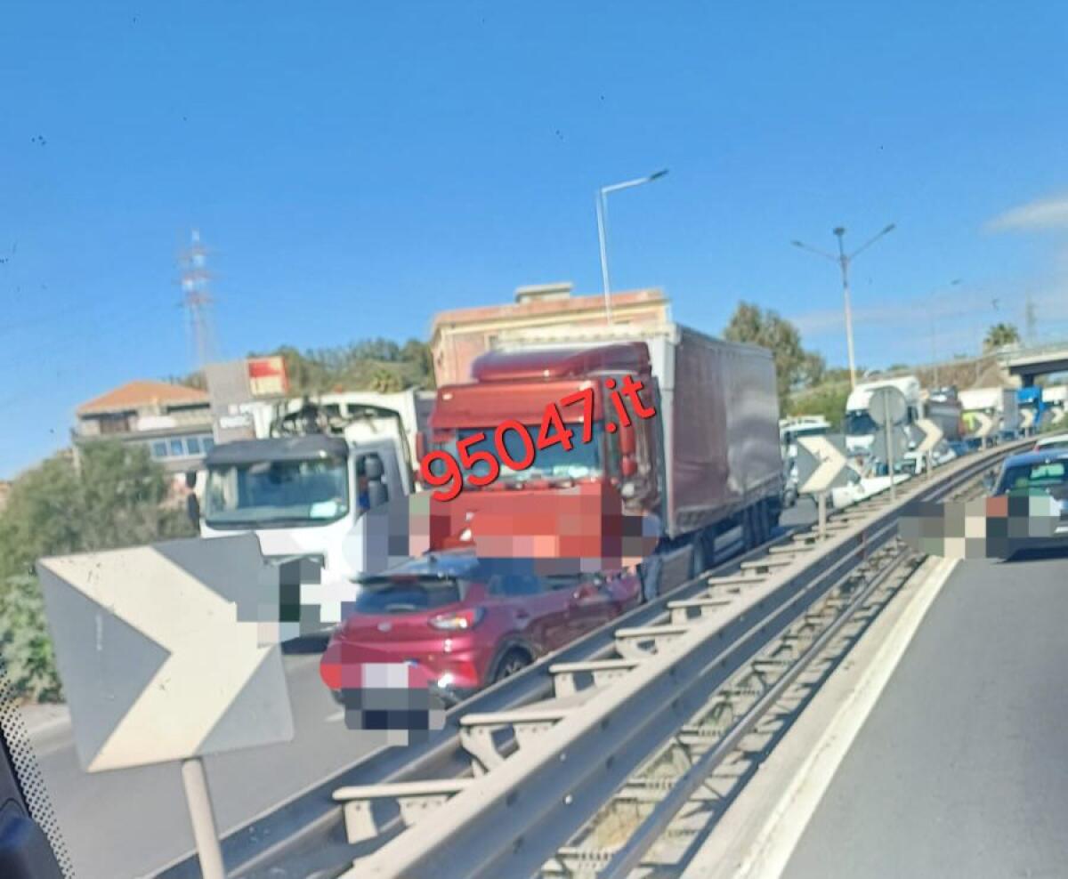 INCIDENTE SULLA SS 121 NEI PRESSI DI MOTTA SANT'ANASTASIA: AUTO PROBABILMENTE CONTROMANO SI SCONTRA CON CAMION, TRAFFICO RALLENTATO - 