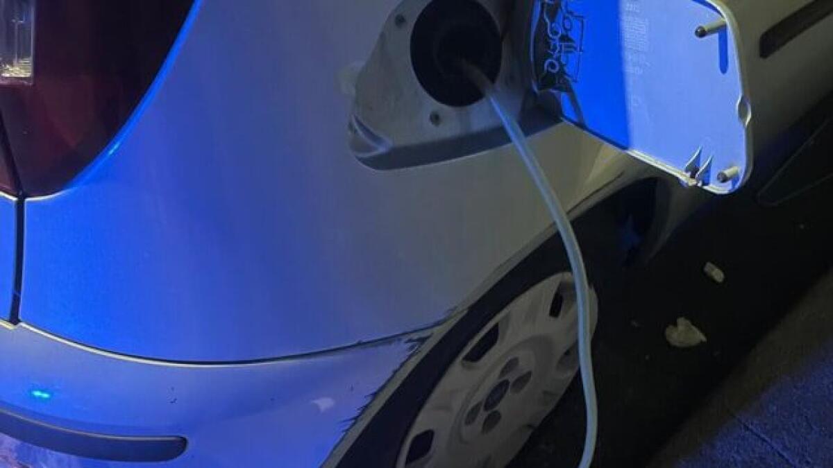 CATANIA. RESTA SENZA BENZINA E SI RIFORNISCE RUBANDOLA DA UN’AUTO IN SOSTA - 